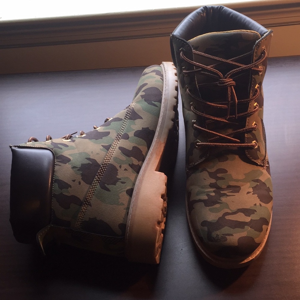 Men's Camo Fashion Boots Size 10.5 (44 Euro)